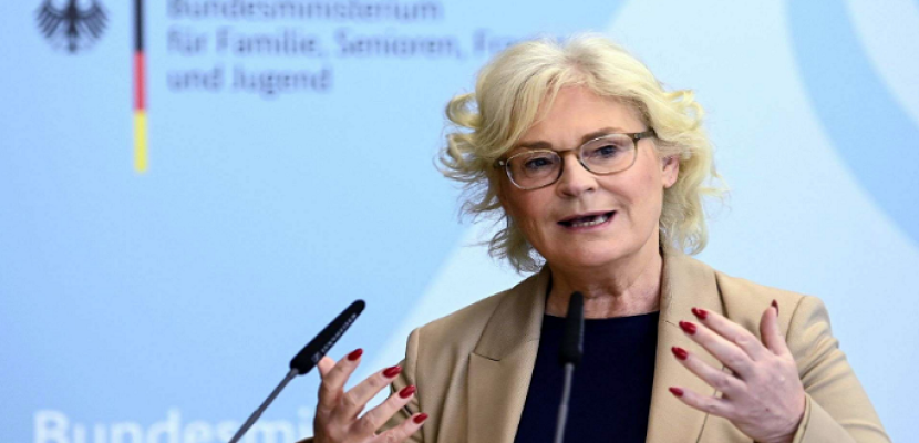 وزيرة الدفاع الألمانية تتقدم باستقالتها من منصبها .. وشولتس يقبل الاستقالة