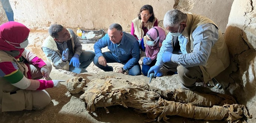 بالصور.. اكتشاف دفنات عائلية من عصر الانتقال الثاني لأول مرة بالبر الغربي بالأقصر