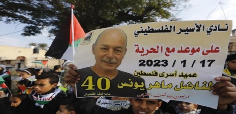 الاحتلال الإسرائيلي يفرج عن عميد الأسرى الفلسطينيين بعد 40 عامًا في السجون