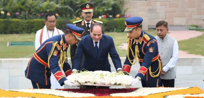 بالصور .. الرئيس السيسي يزور ضريح المهاتما غاندي ويضع إكليلا من الزهور على قبره