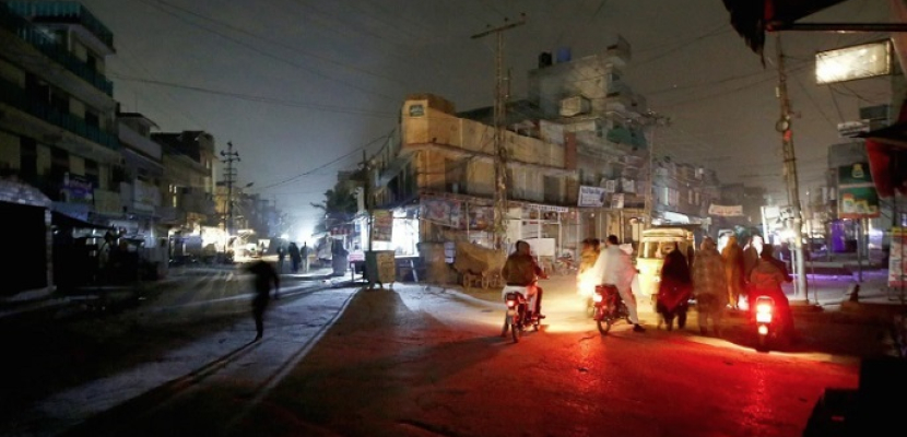 انقطاع الكهرباء في عموم باكستان إثر انهيار شبكتها الوطنية