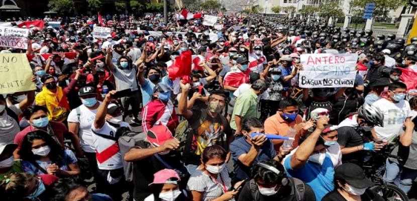 حكومة بيرو تطلب من الشرطة والجيش التدخل لفتح طرق أغلقها متظاهرون يطالبون بتنحي الرئيسة
