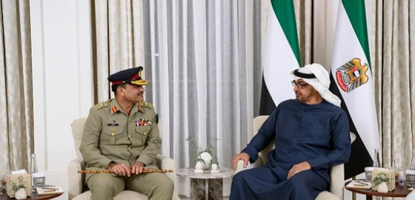 الرئيس الإماراتي وقائد الجيش الباكستاني يبحثان سبل تطوير التعاون الثنائي