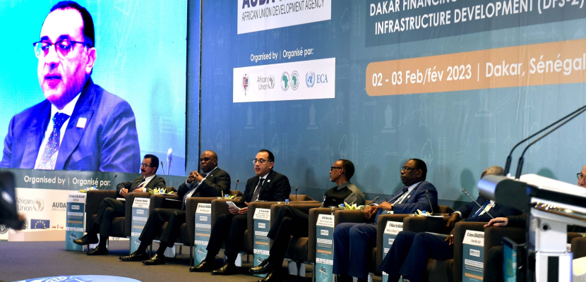 بالفيديو والصور.. رئيس الوزراء يشارك في المائدة المستديرة الرئاسية بـ”قمة داكار لتمويل البنية التحتية في أفريقيا”