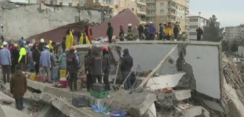 ارتفاع عدد ضحايا زلزال تركيا إلى 1651 قتيلا و11,119 جريحا وسط صعوبات في إيصال المساعدات