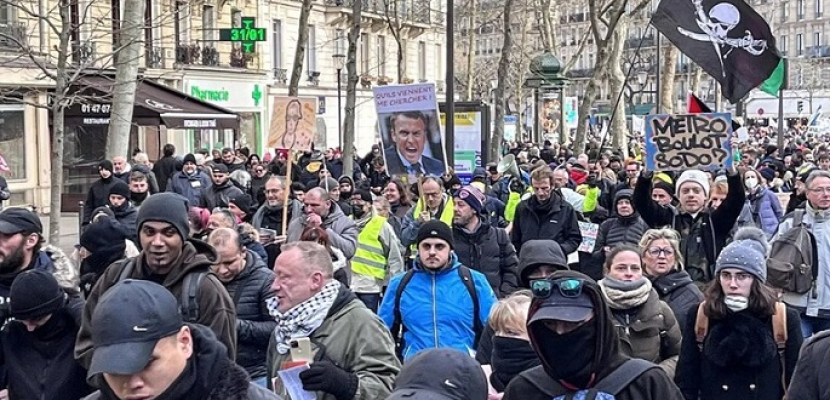 عشرات الآلاف يحتجون في باريس ضد رفع سن التقاعد للمرة الثالثة
