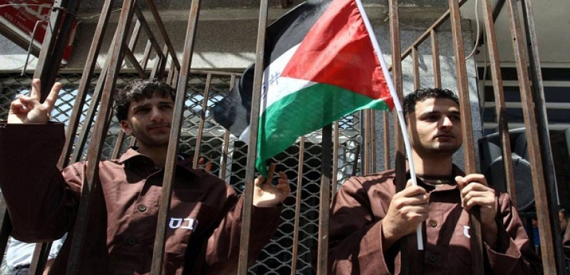 الأسرى الفلسطينيون يواصلون “العصيان” لليوم الـ25 ويعتصمون في ساحات سجون إسرائيل