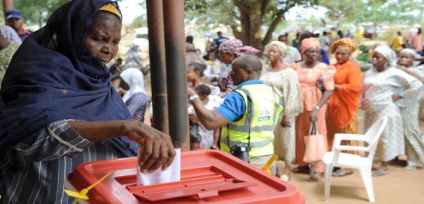 نيجيريا ترجئ انتخابات حكام الولايات والمجلس النيابية أسبوعًا