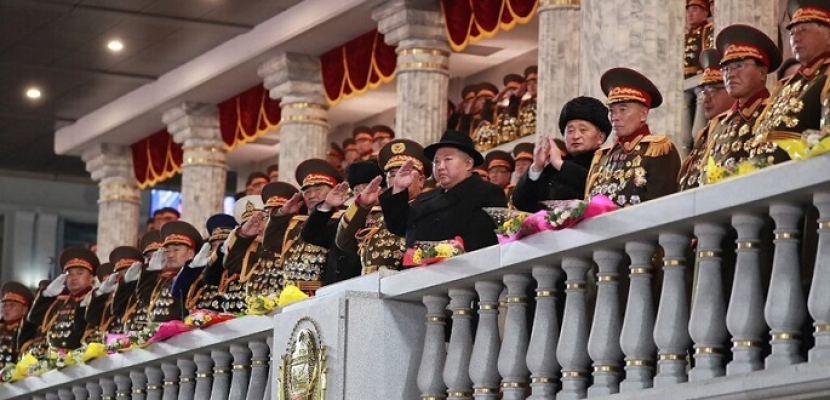 زعيم كوريا الشمالية يحضر عرضا عسكريا كشف خلاله عن صواريخ باليستية عابرة للقارات