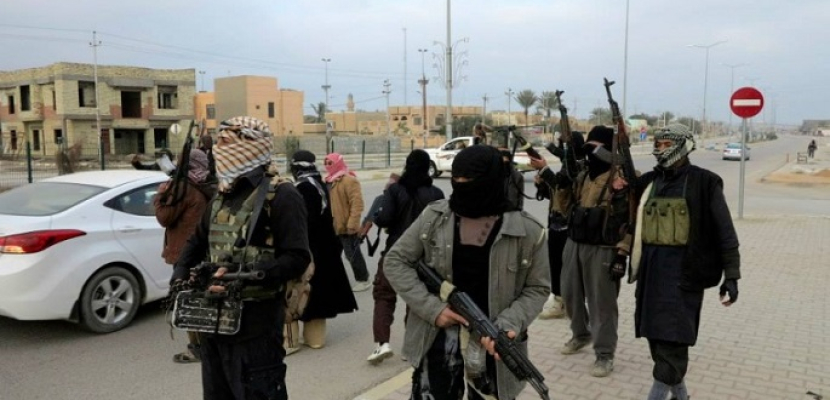 داعش يقطع طريقاً حيوياً ويهاجم قريتين في بادية دير الزور