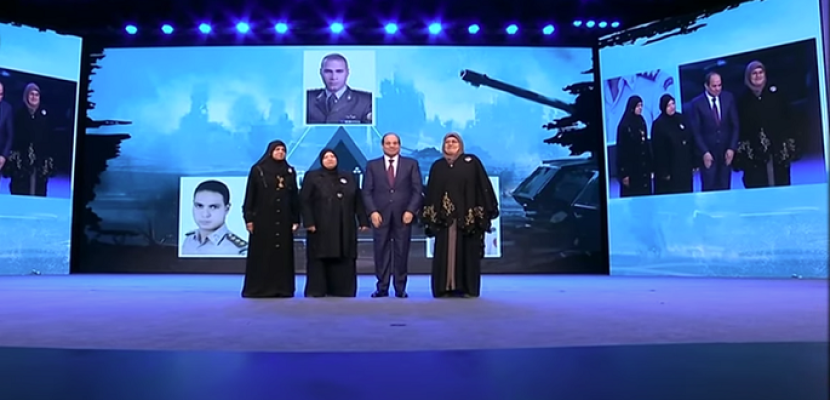 صورة تذكارية للرئيس السيسي مع ثلاث لأمهات من شهداء القوات المسلحة