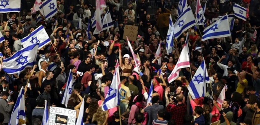 نتنياهو يشعل “إسرائيل” بعد إقالة وزير دفاعه ويواجه موجة استقالات واحتجاجات وإضرابات