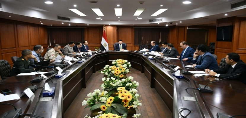 وزير الشباب يناقش مع عدد من ممثلي الجهات إدارة وتشغيل مدينة مصر الدولية للألعاب الأوليمبية