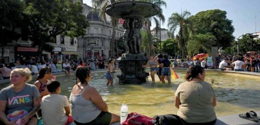 ملابس السباحة بدل الزي المدرسي ضد حر الأرجنتين