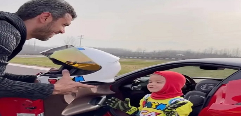 طفل عمره 3 سنوات يقود سيارة والده باحتراف فى مضمار سباق