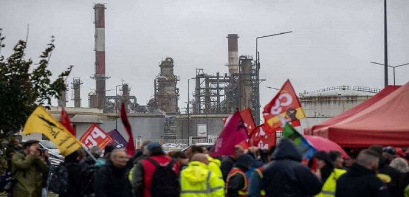استمرار توقف شحنات الوقود في مصافي فرنسا بسبب إضراب عامليها