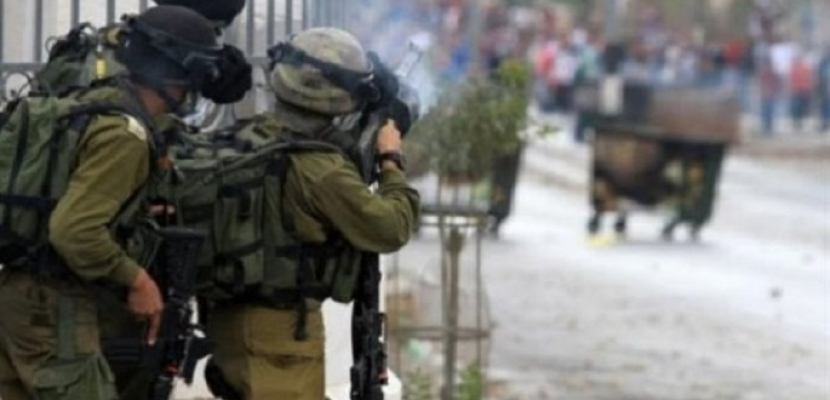 الاحتلال الإسرائيلي يُصيب طفلًا فلسطينيًا بالرصاص في “الخليل” ثم يعتقله