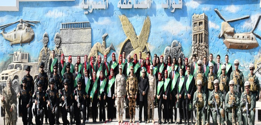 قوات الصاعقة تستقبل عددا من طلبة الجامعات وتكرم مجموعة من أسر الشهداء