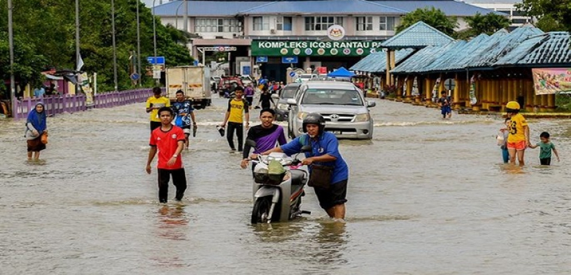 فيضانات ماليزيا تجلي 40 ألف شخص