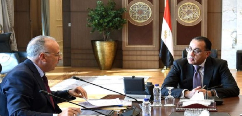 بالصور.. رئيس الوزراء يتابع مع وزير الرى نتائج زيارته لعدد من دول حوض النيل