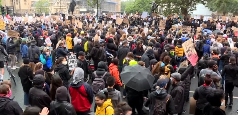 عشرات الآلاف يشاركون في مظاهرة احتجاج وسط لندن خلال عرض الموازنة الجديدة