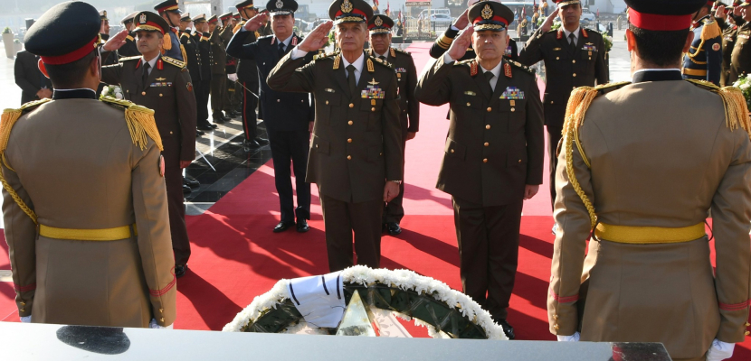 بالفيديو والصور .. الرئيس السيسي ينيب وزير الدفاع لوضع إكليل زهور على النصب التذكاري