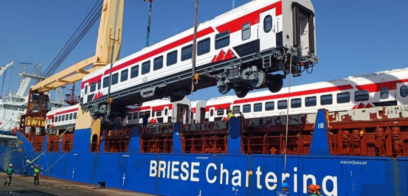 بالصور .. وزير النقل يعلن وصول 30 عربة قطار مكيفة جديدة إلى ميناء الإسكندرية قادمة من المجر
