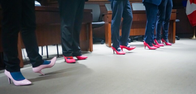 سياسيون كنديون يرتدون أحذية وردية بكعب عال تضامنا مع النساء