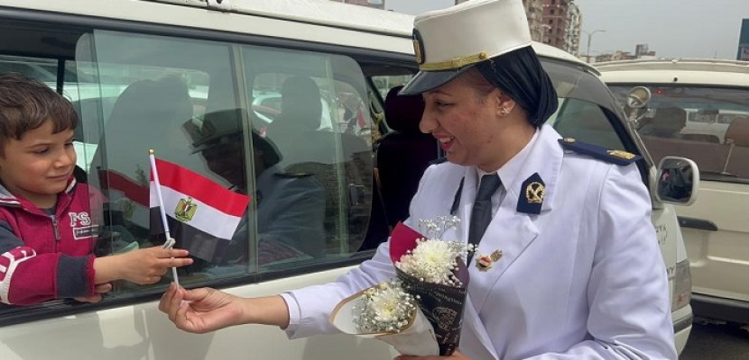 رجال الشرطة يشاركون المواطنين الاحتفال بعيد الفطر المبارك ويقومون بتوزيع الورود والهدايا عليهم
