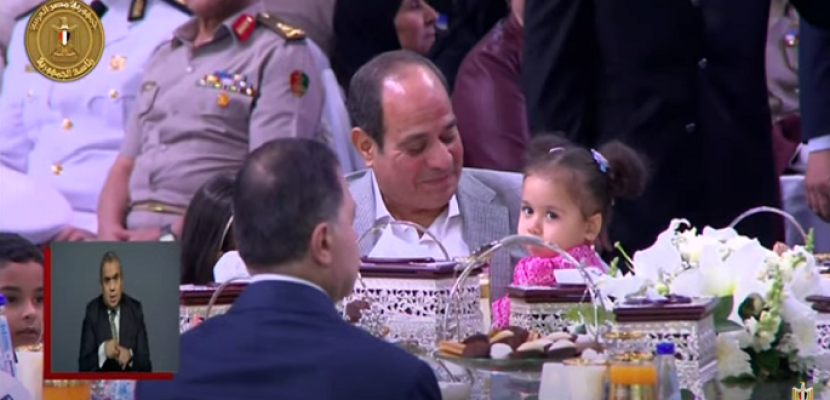 الرئيس السيسي يتناول الإفطار مع أبناء الشهداء خلال احتفالية عيد الفطر بمركز المنارة