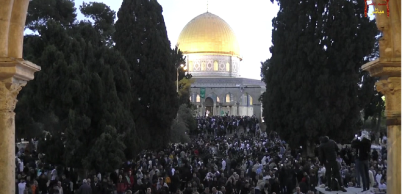 120 ألف فلسطيني يؤدون صلاة عيد الفطر في رحاب المسجد الأقصى المُبارك