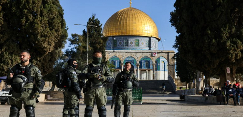 الاحتلال الإسرائيلي يحوّل باحات الأقصى إلى ثكنة عسكرية وعشرات المستوطنين يقتحمون المسجد
