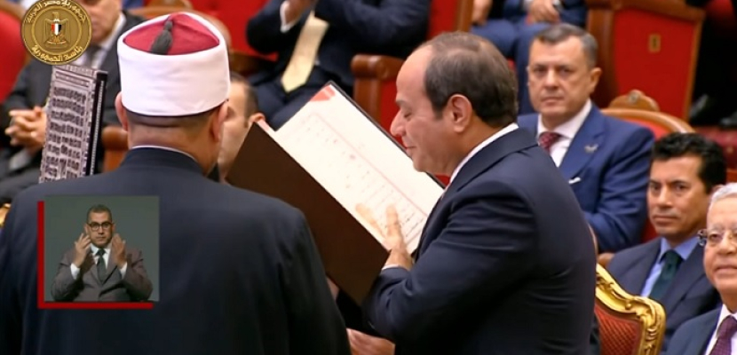 وزير الأوقاف يهدي الرئيس السيسي نسخة من “القرآن الكريم” خلال احتفالية ليلة القدر