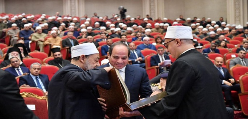 شيخ الأزهر يهدي الرئيس السيسي نسخة من القرآن الكريم خلال احتفالية ليلة القدر