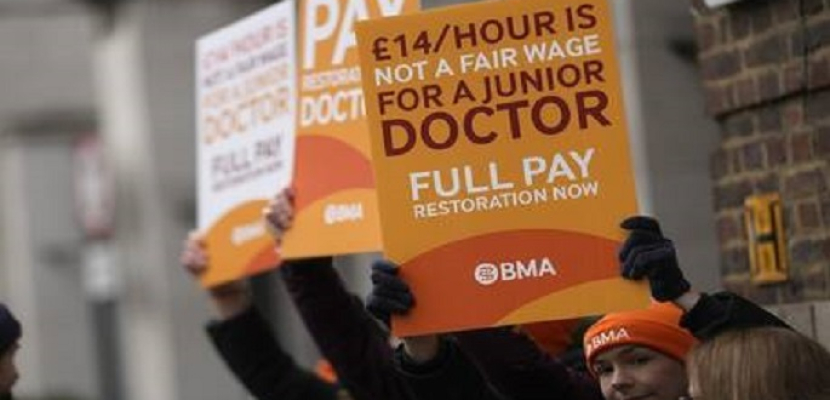 آلاف الأطباء في بريطانيا يستعدون لبدء إضراب للمطالبة برفع الأجور