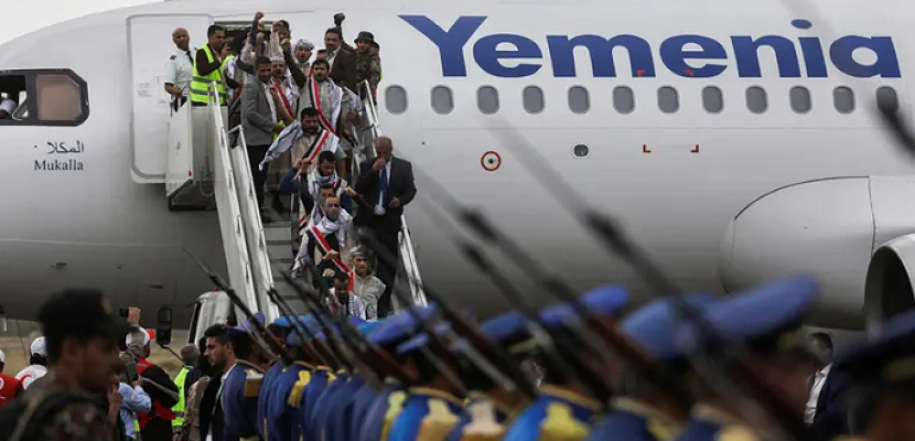 بالصور .. يوم ثانٍ من تبادل الأسرى في اليمن واقلاع طائرة من أبها إلى صنعاء