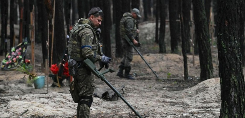 الاستخبارات البريطانية: جهود إزالة الألغام في أوكرانيا قد تستغرق عقدا على الأقل
