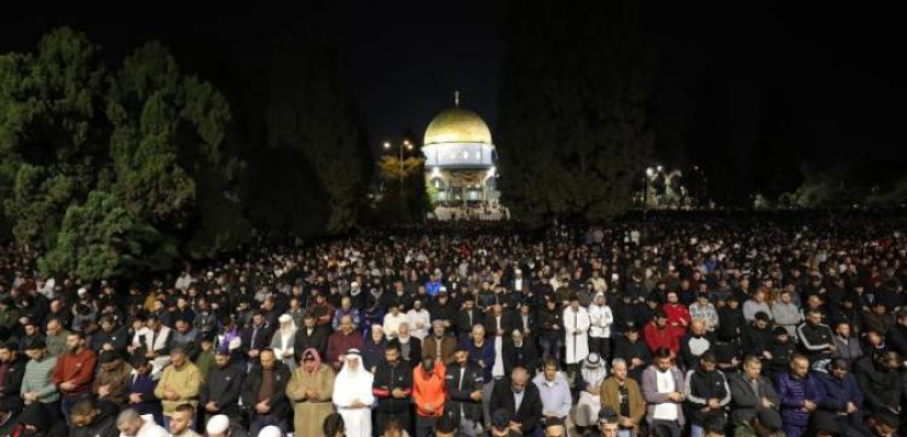 200 ألف فلسطيني يؤدون صلاتي العشاء والتراويح في رحاب المسجد الأقصى