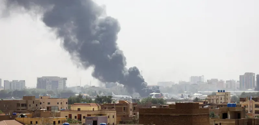 اشتباكات السودان تتواصل لليوم الرابع .. وارتفاع الضحايا إلى 185 قتيلًا وأكثر من الفين مصاب