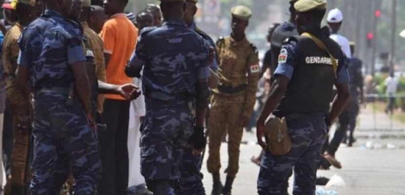 مقتل 60 شخصًا في بوركينا فاسو على أيدي مسلحين يرتدون زي الجيش