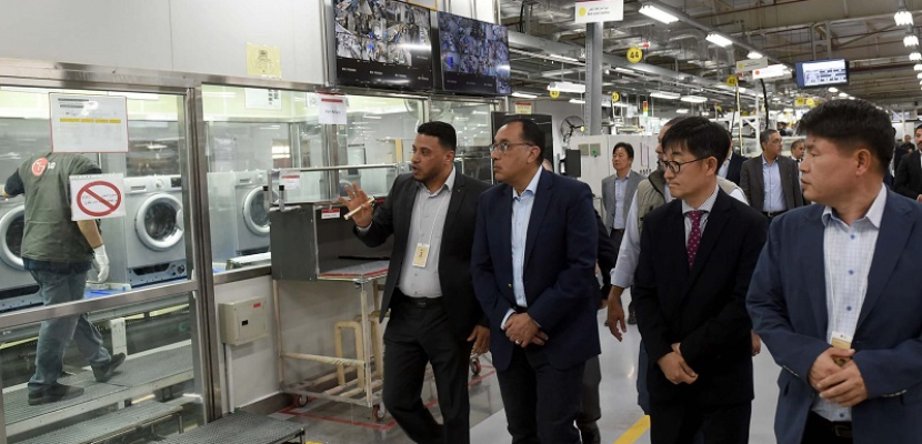بالصور .. رئيس الوزراء يتفقد مصنع شركة إل جي للإلكترونيات في مستهل زيارة لعدد من المشروعات الصناعية بالعاشر من رمضان