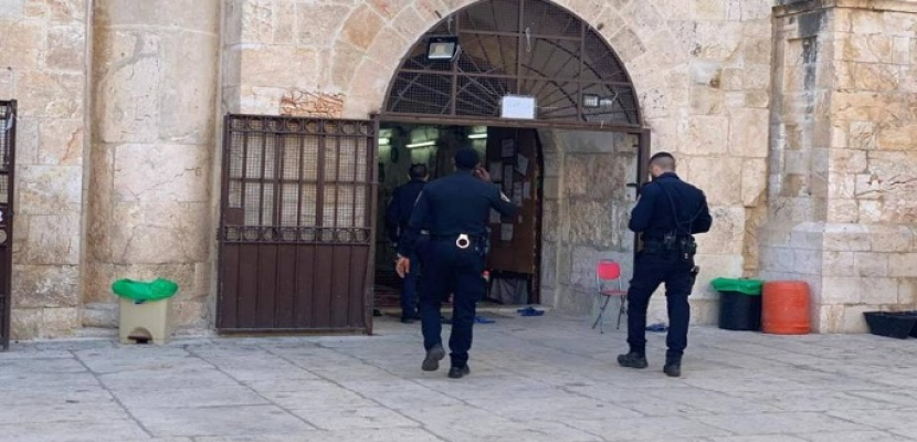 شرطة الاحتلال الإسرائيلي تقتحم مصلى “باب الرحمة” في المسجد الأقصى