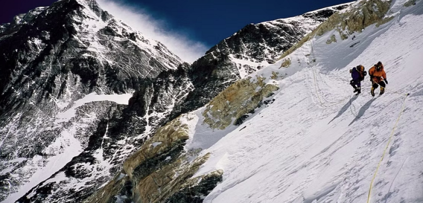 نيبال: فقدان 3 متسلقين سقطوا في صدع جليدي بجبل “إيفرست”