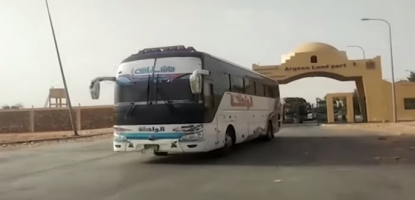 وصول حافلات القادمين من السودان عبر معبر أرقين الحدودي