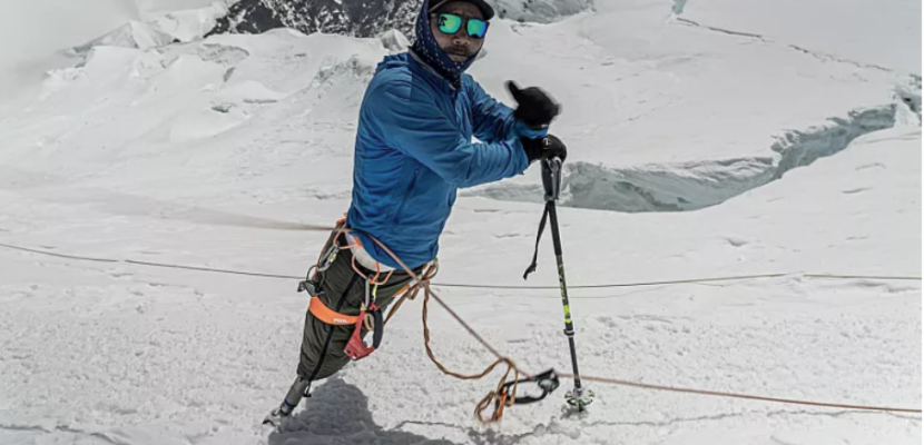 إنجاز تاريخي .. رجل مبتور الساقين يصل قمة أعلى جبل في العالم