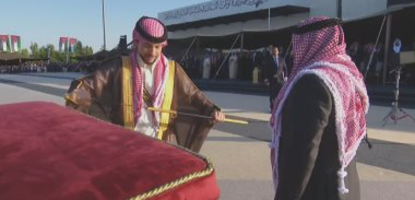 ملك الأردن يهدى ولى العهد سيفا هاشميا عمره أكثر من 100 عام بمناسبة زفافه