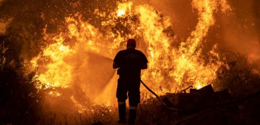 الآلاف يفرون من حرائق غابات “غير مسبوقة” في شرق كندا