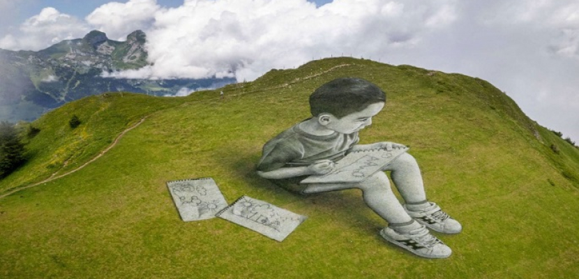 فنان يرسم الأطفال على الجبال في سويسرا