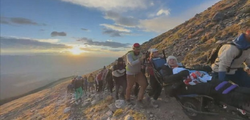 أمريكية تتسلق قمة جبل إلبرت على كرسى متحرك بمساعدة متطوعين