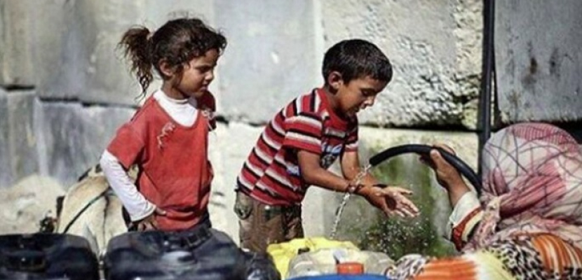الجارديان: استمرار التصعيد العسكري في قطاع غزة يفاقم معاناة سكانه جراء نقص الماء والغذاء